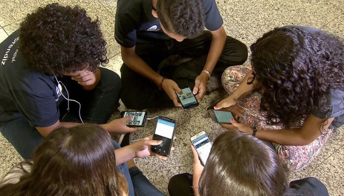  “Nem no recreio”: pesquisadores da educação criticam celular na escola 